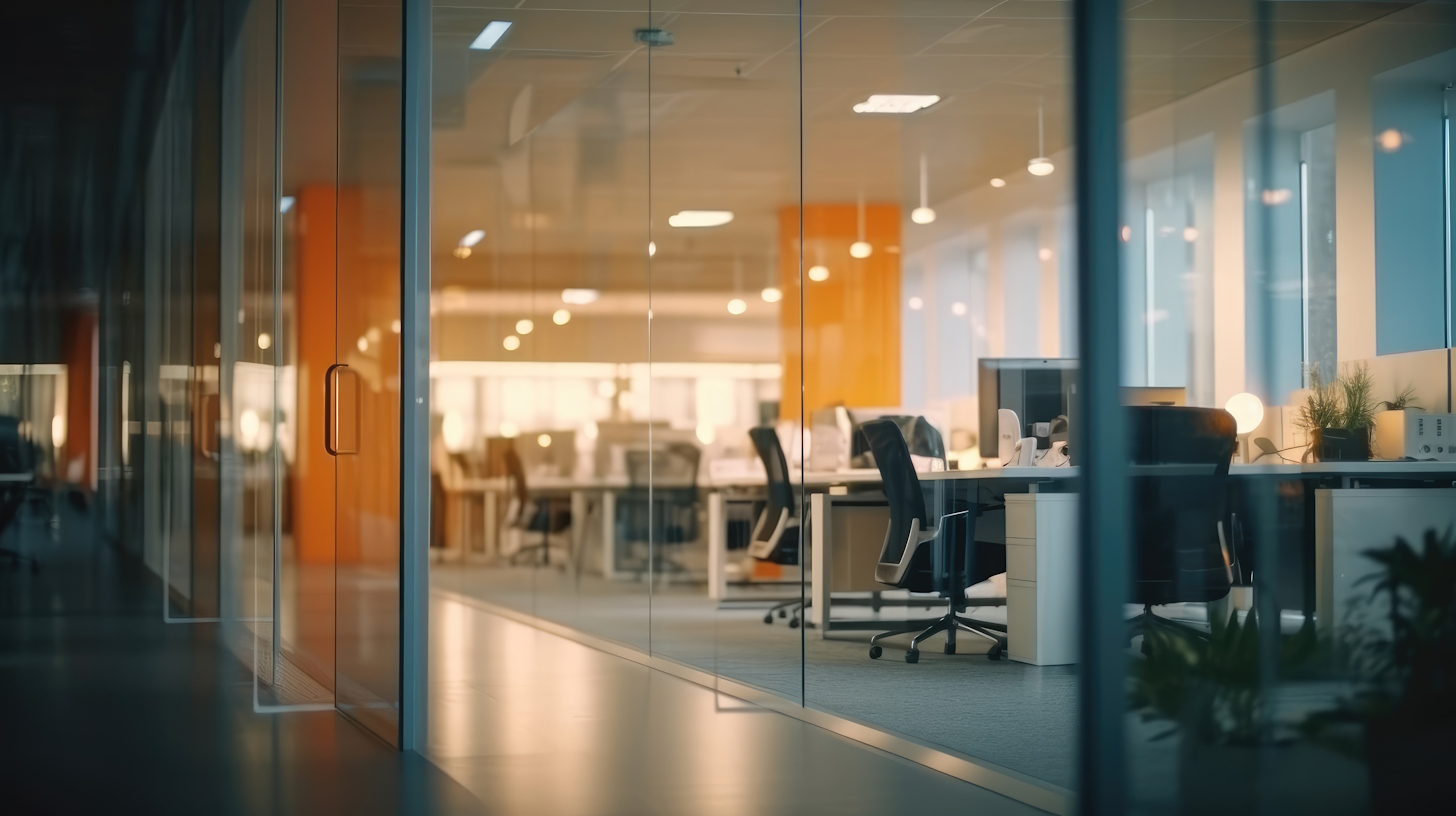 Büro mit einer Glaswand. Wir bieten Glaswände und vieles mehr an bei unserem Glasbau in Berlin. 